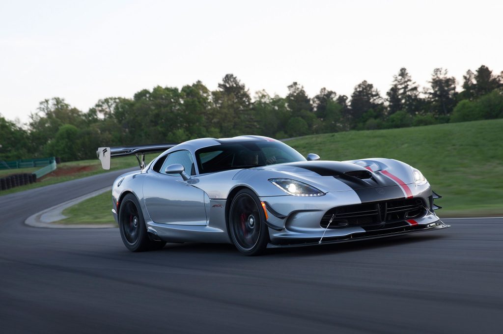 2016 Dodge Viper ACR front three quarter in motion 07