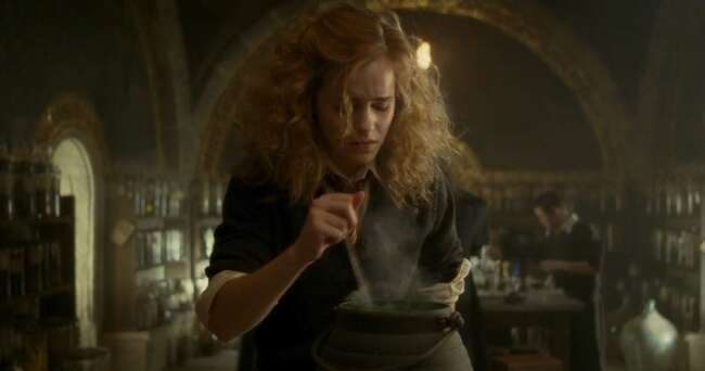 10 harry potter potions hermione struggling half blood prince scaled