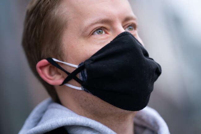 استفاده از دو ماسک روی هم و پرهیز از تجمعات؛ فرمولی برای مقابله با کرونای انگلیسی