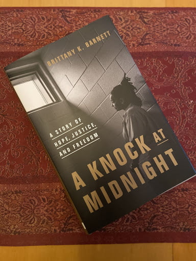 کتاب ضربه به در در نیمه شب: داستان امید، عدالت و آزادی نوشته بریتنی کی. بارنت