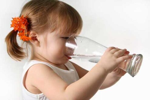 ضرورت نوشیدن آب در کودکان و مقدار آن