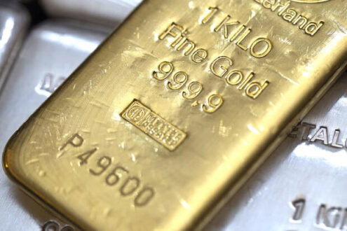 قیمت طلا با قدرت گرفتن دلار افت کرد