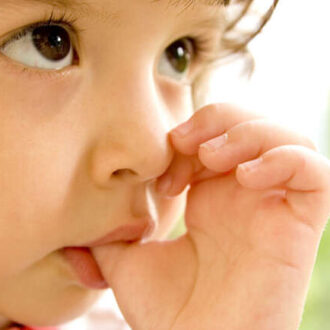 مکیدن انگشت در نوزادان و کودکان نشانه چیست؟