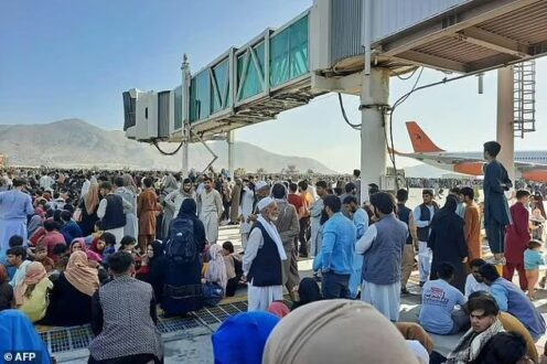 کابل بی‌ دفاع؛ مردم در فرودگاه، طالبان در کاخ