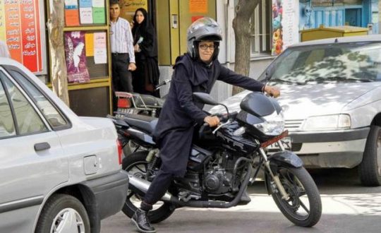 پلیس: برای صدور گواهینامه موتورسواری بانوان منع قانونی داریم