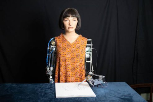 آیدا؛ نخستین ربات انسان نما که مثل یک هنرمند نقاشی می‌کشد