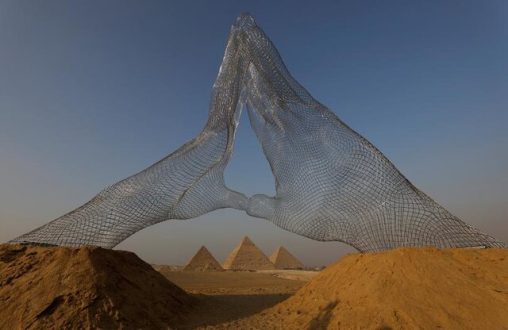تصاویری از چیدمان‌ های عظیم هنری در کنار اهرام مصر
